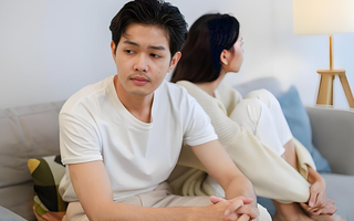 Trong bữa cơm ở nhà ngoại, vợ lên tiếng một câu khiến bố vợ phải quay sang xin lỗi con rể: Cả nhà lặng như tờ