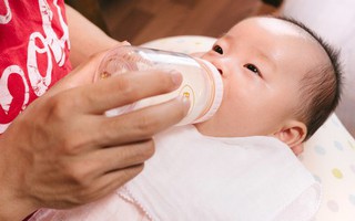 Từ bình sữa đến đồ chơi, trẻ em đang tiếp xúc với triệu vi nhựa gây tổn thương ruột, đầu độc thần kinh?
