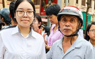 Ông ngoại 71 tuổi chờ ở điểm trường từ 5h để động viên cháu thi vào lớp 10