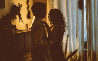 Tôi xem ''Sex Life'' lúc 2h sáng, nhiều cảnh bóc trần nỗi cô đơn tê dại của những bà mẹ trong chăn ấm nệm êm