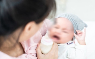 Con cứ quấy khóc, nôn trớ sau khi bú, hóa ra nguyên nhân là do "sữa mẹ có vấn đề"