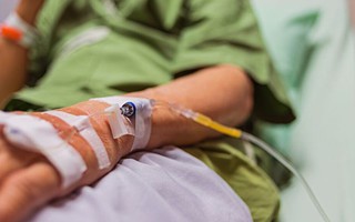 Người đàn ông mắc cùng lúc 2 loại ung thư nhưng chỉ có duy nhất 1 triệu chứng: Bác sĩ Bạch Mai cảnh báo