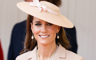 Vì sao Vương phi Kate liên tục cúi chào Vua Charles 4 lần trong một ngày?