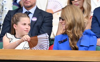 Khoảnh khắc dễ thương của Công chúa Charlotte dành cho mẹ tại Wimbledon khiến dân mạng tan chảy