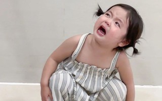 Bố mẹ có EQ thấp sẽ làm những việc này khi thấy con ăn vạ ở nơi công cộng