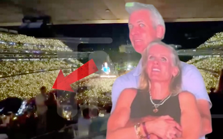 VIDEO: CEO Andy Byron hôn đắm đuối giám đốc nhân sự trước khi bị lộ kiss cam cả thế giới biết ngoại tình