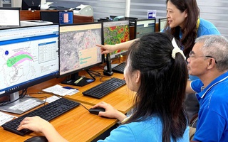 Bão Wipha tiếp tục mạnh lên, quản lý bay họp khẩn