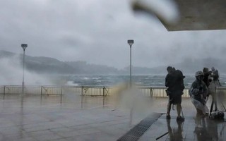 Bão Wipha hiện đang ở đâu? Nhiều nơi "căng mình" trước cơn bão dữ dội, chuyến bay bị hoãn, người dân được khuyến cáo ở trong nhà