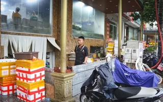Người Hà Nội 'be bờ, đắp đập' chống bão số 3