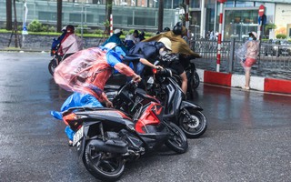 Hoàn lưu bão số 3 có cường độ rất mạnh đã áp sát Hà Nội, người dân đặc biệt chú ý