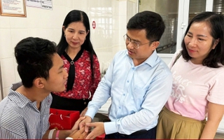 Đại học Hạ Long muốn đỡ đầu nam sinh mất 4 người thân trong vụ lật tàu