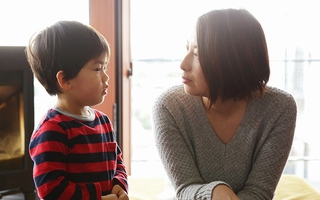 Cậu bé 5 tuổi lấy trộm dâu tây nhưng các ứng xử tinh tế của người mẹ lại gây sốt mạng xã hội