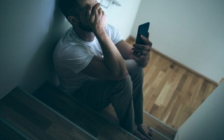 Đang lướt mạng xã hội, chồng "ngã ngửa" phát hiện vợ đang kết hôn với người khác