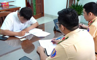 Xử phạt nam thanh niên vừa lái xe vừa xỉa răng trên đường phố Gia Lai