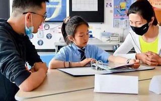 Ghé trường mua sách giáo khoa cho con, bà mẹ TP.HCM than bị thu 1 khoản "trời ơi đất hỡi": Phụ huynh tranh cãi