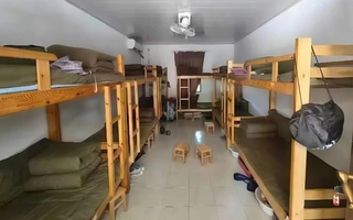 Phụ huynh khóc ròng khi con đi trại hè 40 triệu: 12 đứa trẻ nhồi nhét một phòng, suất ăn nghèo nàn và mắc một chứng bệnh