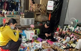 Bất ngờ 'hàng hiệu' vài chục ngàn đồng tràn lan chợ, 'mua nhiều còn được giảm giá'