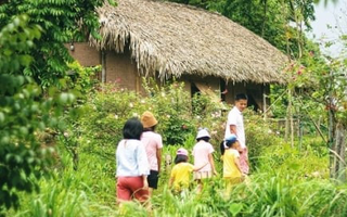 MC Minh Trang gây tranh cãi vì khuyên cha mẹ 'nghiên cứu kỹ khi đăng ký trại hè'