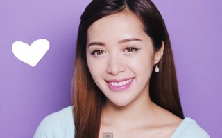 Trang điểm mỏng manh tạo dáng mắt cười ngọt ngào