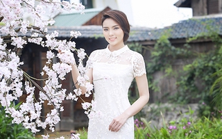 Hoa hậu Kỳ Duyên trắng tinh khôi e ấp bên hoa đào