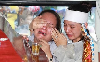 Mẹ và vợ òa khóc bên linh cữu của Duy Nhân
