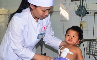 Tường gạch đổ sập vào bé trai một tuổi