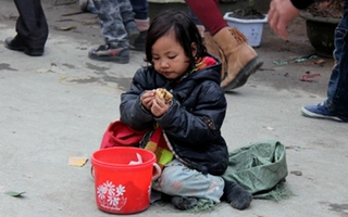 Sư giả, ăn xin “bủa vây” Phủ Dầy