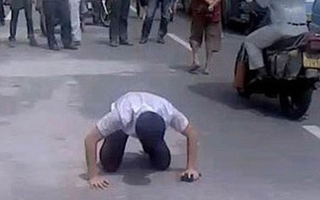 Hà Nội: Va chạm giao thông, một người bị bắt quỳ lạy