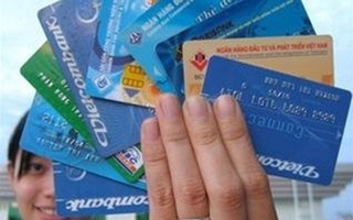 Chịu 17 loại phí, ngân hàng chém đẹp người dùng thẻ