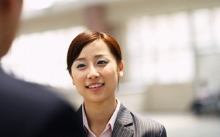 Có chồng là đồng nghiệp, mắt thấy tai nghe mà phải vờ không biết