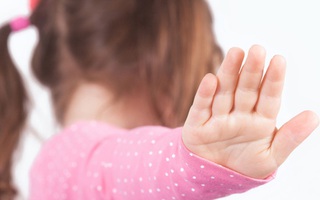 Nếu không muốn con bị lạm dụng tình dục, tuyệt đối không ép con làm việc này