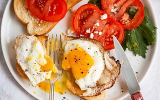 Trứng ốp la muốn ngon và đẹp như nhà hàng phải chiên thế này mới đúng