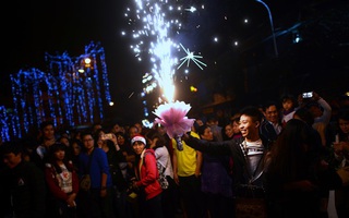 Đốt pháo sáng tỏ tình lúc 0h đêm Noel