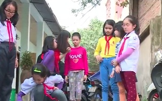 Bé gái 11 tuổi bị mẹ nhốt trong nhà lần đầu tiên được chơi với các bạn và muốn được đi học