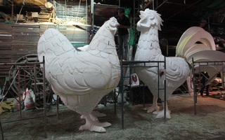 Cận cảnh cặp gà khổng lồ biết gáy cao 3,5 mét sẽ trưng bày tại đường hoa Nguyễn Huệ dịp Tết