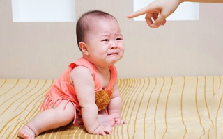 Từ vụ bé 1 tháng tuổi bị bạo hành, đây là 13 kinh nghiệm tìm người trông trẻ mẹ rất cần biết