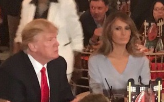 Đây đã là lần thứ hai cư dân mạng bắt gặp gương mặt "khó hiểu" này của bà Melania Trump