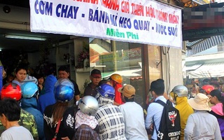 Tự bỏ 40 triệu đồng phục vụ đồ ăn, thức uống miễn phí cho du khách đi lễ chùa bà Thiên Hậu