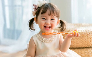 Bé gái 3 tuổi xinh xắn đốn tim hàng trăm nghìn cư dân mạng