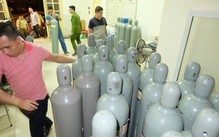 Hà Nội: Thu giữ 40 bình khí bơm bóng cười trong đêm