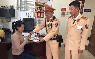 Một phụ nữ từ Trung Quốc về Việt Nam ăn Tết, không có tiền phải lang thang ở Hà Nội, được CSGT giúp đỡ
