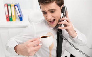 Đang chuẩn bị đi làm thì đổ cafe vào áo, làm thế nào giải quyết tình hình chỉ trong 30 phút