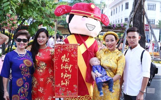 Con trai Thảo Trang lần đầu lộ diện, theo mẹ và bà đi chơi Tết