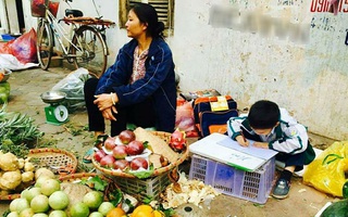 Bức ảnh con trai cặm cụi viết bài bên hàng trái cây mưu sinh của mẹ khiến chúng ta nhận ra hạnh phúc là gì