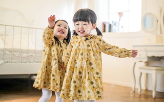 Cặp sinh đôi 2 tuổi: cứ dễ thương và mặc xinh thế này ai mà không yêu cho được