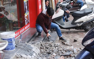 Người dân Hà Nội tự giác tháo dỡ bảng hiệu, bậc thềm lấn chiếm vỉa hè