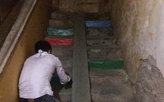 Nửa đêm, vợ phát hiện chồng sơn cầu thang khu tập thể màu "cầu vồng", và đây là lý do