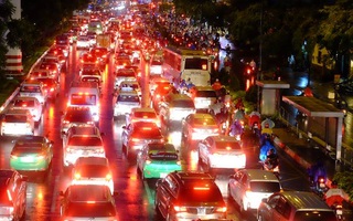 Đầu tuần, mưa mù mịt, Sài Gòn kẹt cứng giờ tan tầm