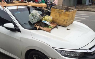 Ô tô sang chảnh bỗng hóa xe rác chỉ vì lỡ đỗ chắn lối đi nhà người khác