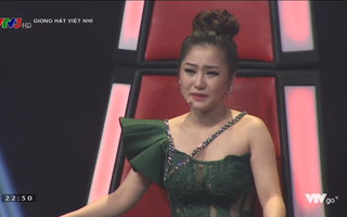 Hương Tràm bật khóc nức nở đến nỗi không thể nói thành lời